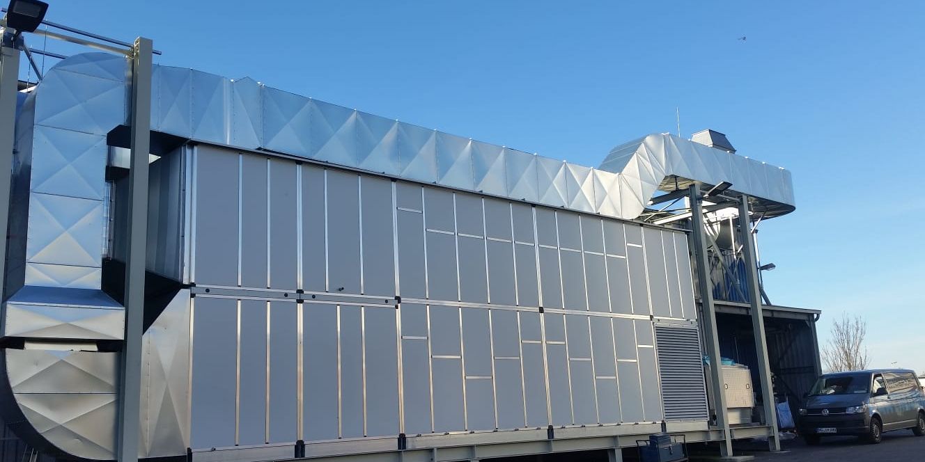 Lüftung Außenbereich, Blechummantelung, Firmentransporter Isoliertechnik Hartmann